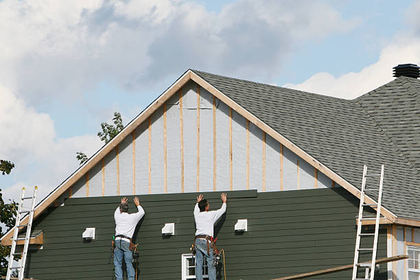Professional Siding technician working in Frazeysburg, OH